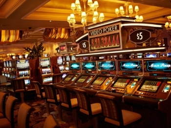 Slot machines (history, mechanics, strategies) image